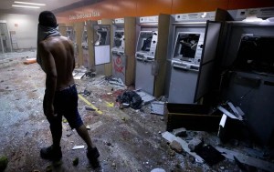 Разбитые банкоматы в Рио-де-Жанейро