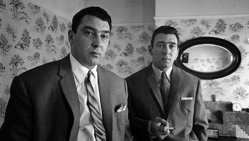 Братья Крэй — лидеры криминального мира Лондона 60-х, герои романа «Загубленная Любовь»